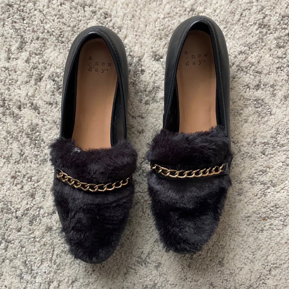 ✌🏼A New Day Black Fuzzy Mules Gold Chain 8 1/2